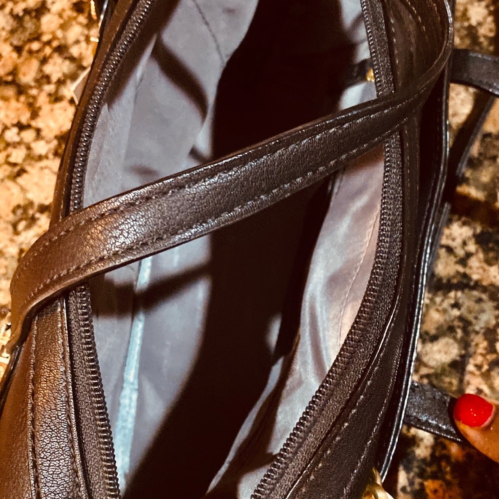 Kenneth Cole Reaction Gorgeous & Classy hand bag. - Picture 16 of 16
